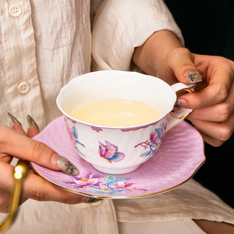 Handgefertigtes Bone-China-Teeservice „Secret Garden“ mit Goldrand Secret Garden Handcrafted Bone China Tea Set with Gold Rims - 9