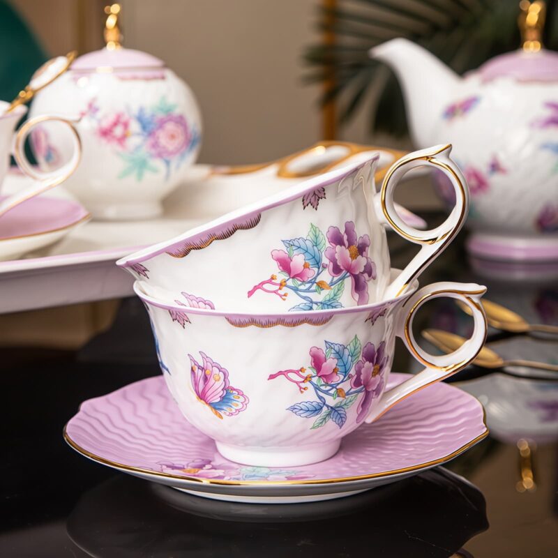 Handgefertigtes Bone-China-Teeservice „Secret Garden“ mit Goldrand Secret Garden Handcrafted Bone China Tea Set with Gold Rims - 8