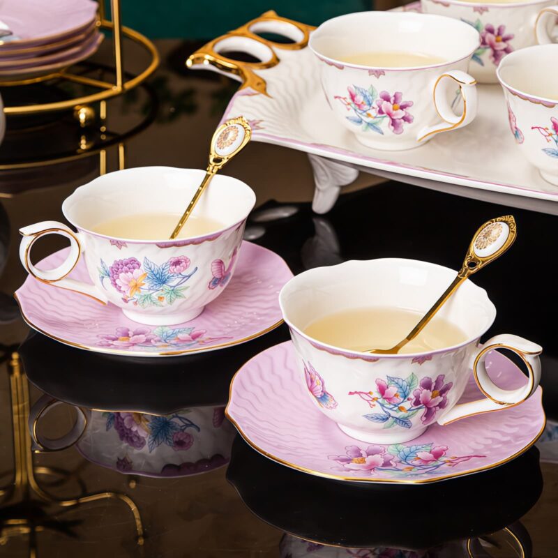 Handgefertigtes Bone-China-Teeservice „Secret Garden“ mit Goldrand Secret Garden Handcrafted Bone China Tea Set with Gold Rims - 11