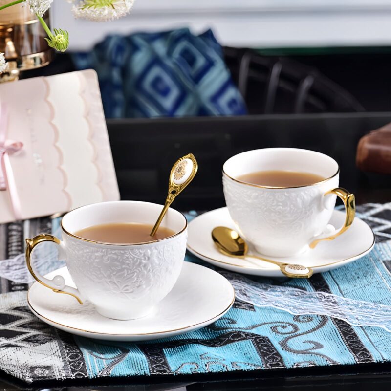 Handgefertigtes Teeservice aus Bone China mit floralem Relief, Goldrand und Geschenkbox Floral Embossed Bone China Tea Set with Gold Rims | Luxury Gift Box - 4