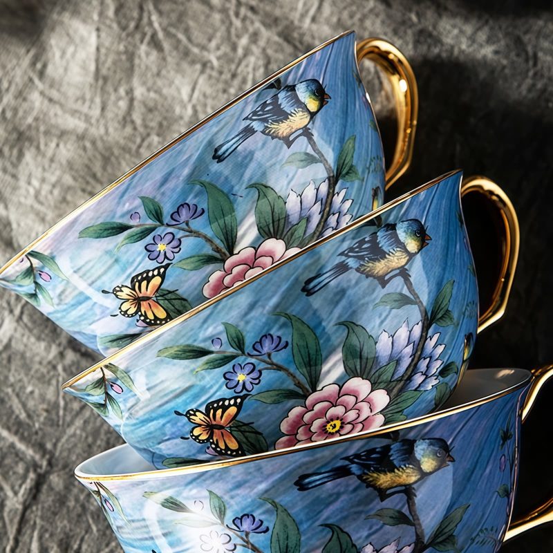 Bone-China-Teetassen-Set mit Untertasse „Blue Bird“ und Goldakzenten Blue Bird Bone China Tea Cup & Saucer Set with Gold Accents - 4