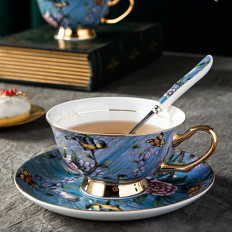 Bone-China-Teetassen-Set mit Untertasse „Blue Bird“ und Goldakzenten Blue Bird Bone China Tea Cup & Saucer Set with Gold Accents - 5