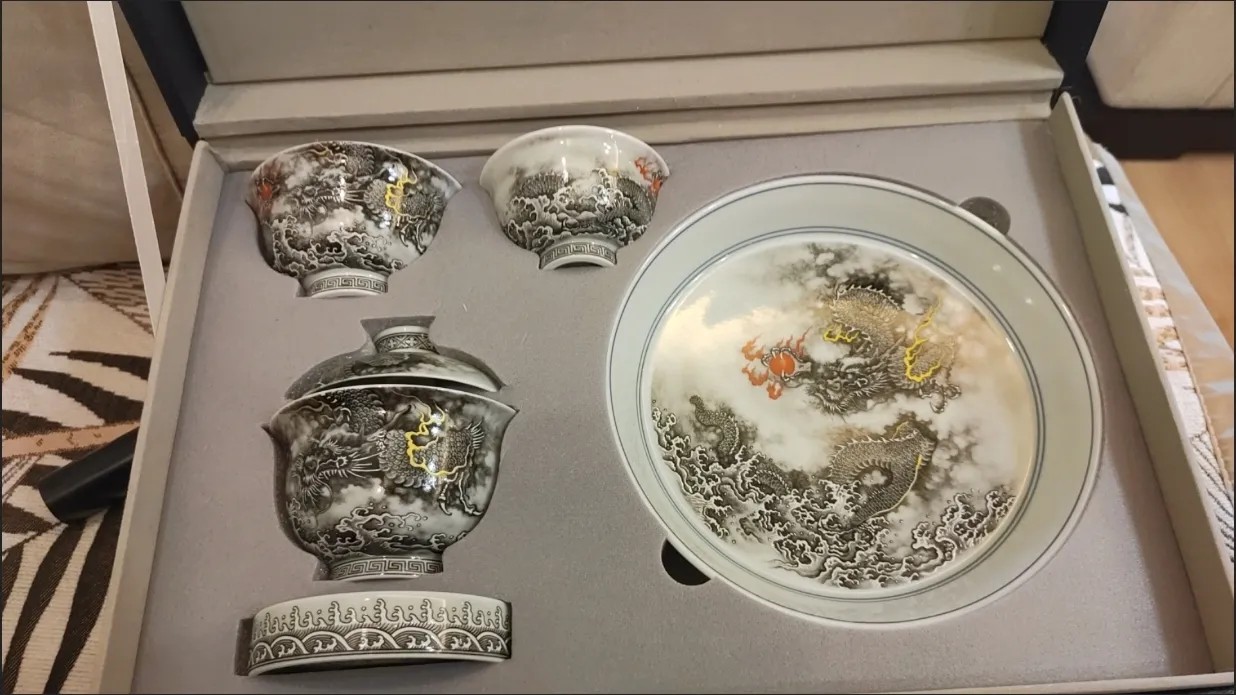 Jingdezhen Porzellan-Gaiwan-Teeset mit chinesischem Drachenmotiv real bouquet photo