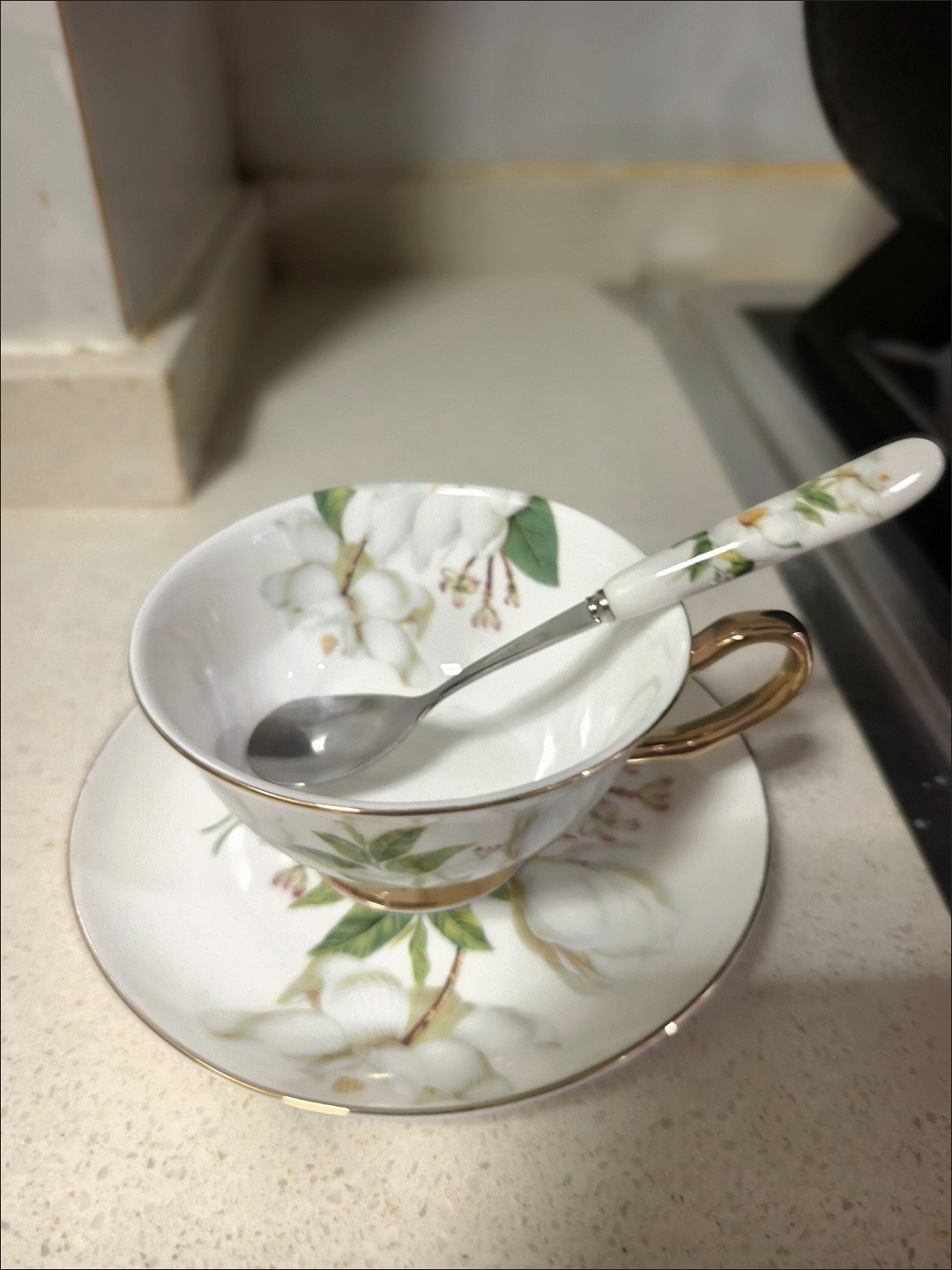Vintage-Teeservice „Kamelie“ aus Bone China real bouquet photo
